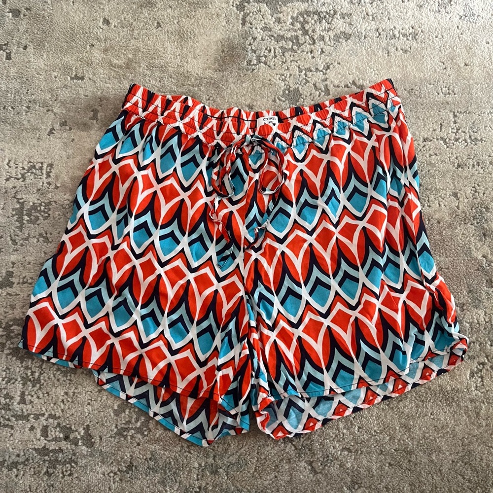 Crown and Ivy shorts. Geometric print with elastic waistband. Size 1x